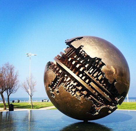 Sfera Grande di A. Pomodoro